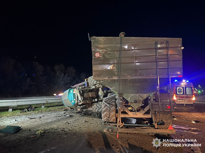 На Рівненщині вантажівка врізалася у трактор – той перекинувся