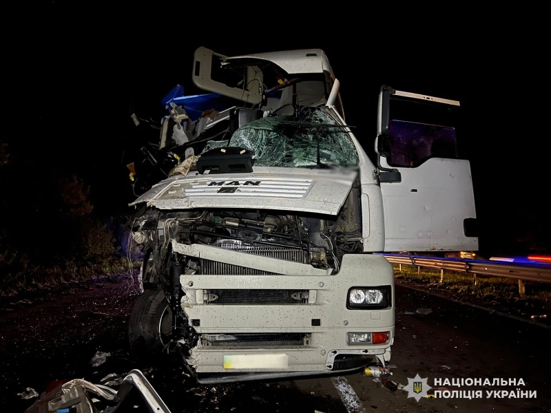 На Рівненщині вантажівка врізалася у трактор – той перекинувся