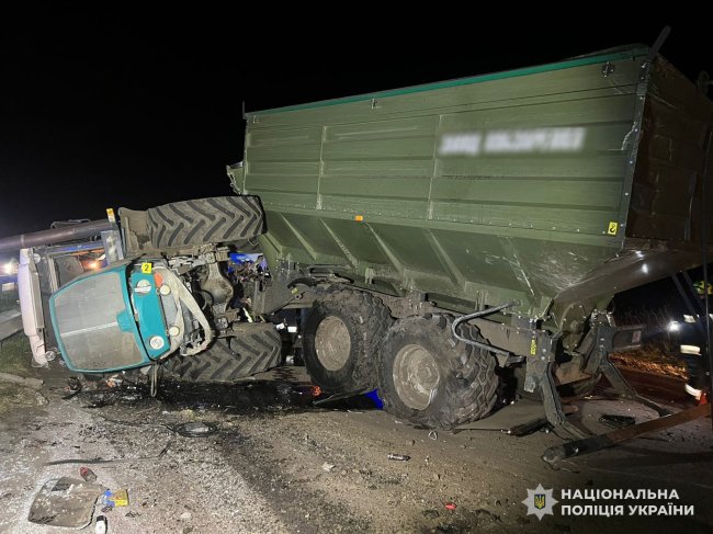 На Рівненщині вантажівка врізалася у трактор – той перекинувся