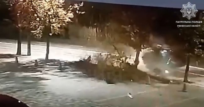 П`яний водій вночі зніс у Рівному дерево (ВІДЕО)