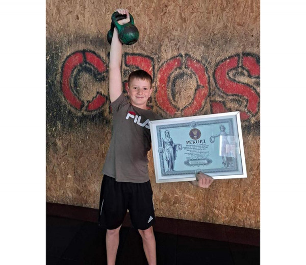 Рекорд України з гирями встановив 12-річний хлопець з Дніпра