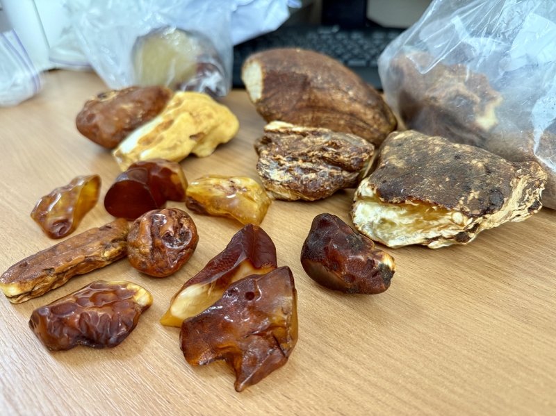 Рівнянин вирішив поштою розіслати бурштин по всьому світу (ФОТО)