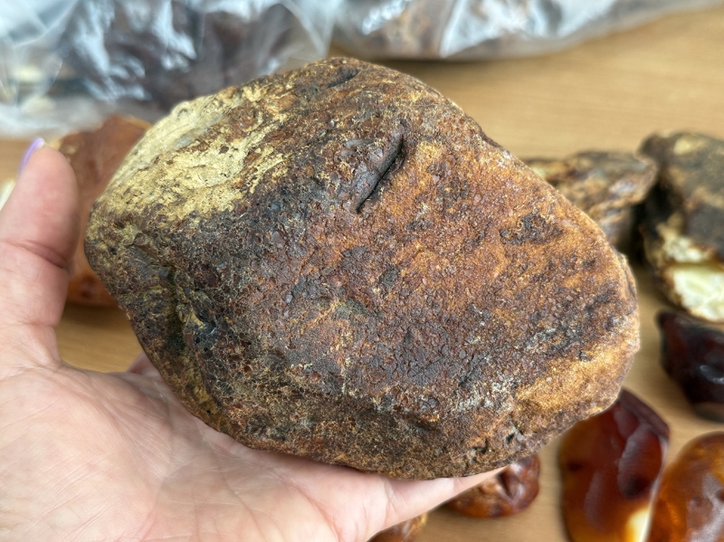 Рівнянин вирішив поштою розіслати бурштин по всьому світу (ФОТО)