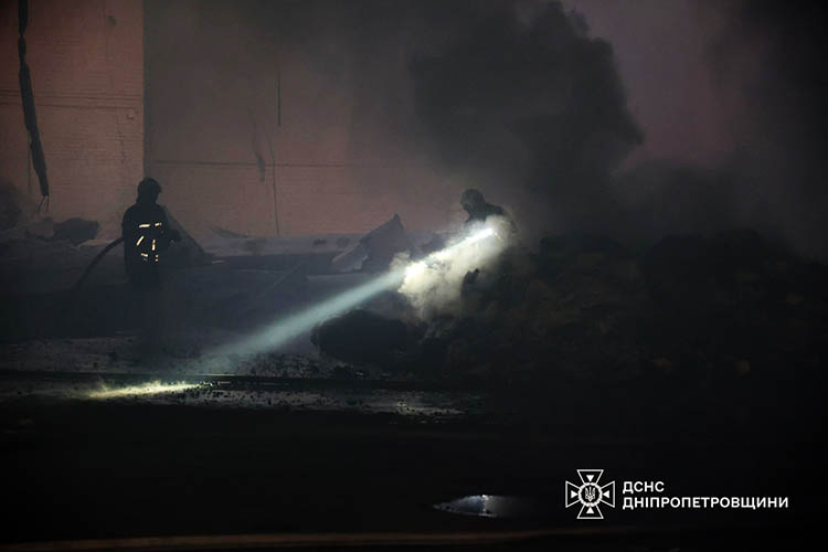 Рятівники показали ліквідацію наслідків атаки безпілотників на Дніпро