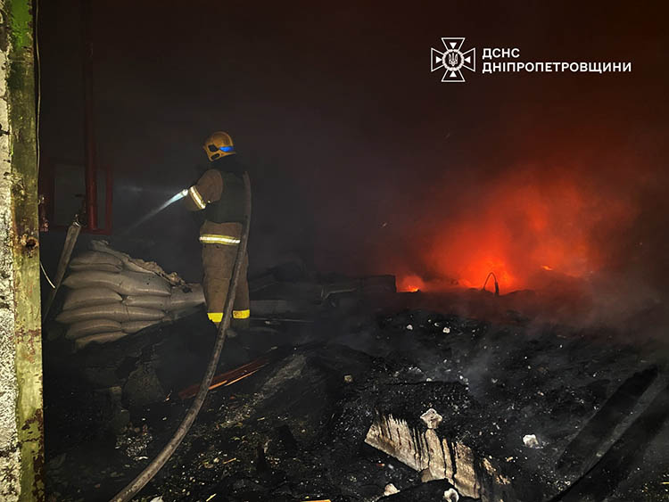 Рятівники показали ліквідацію наслідків атаки безпілотників на Дніпро