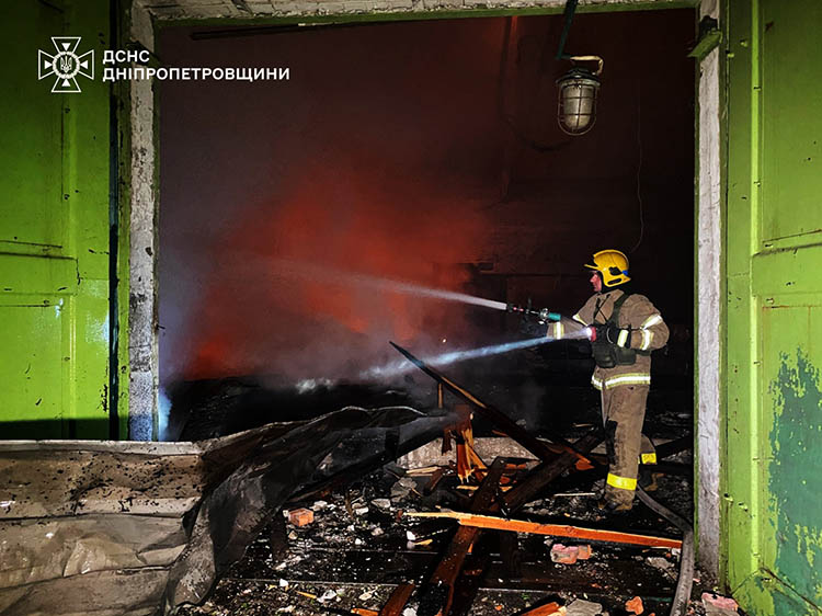 Рятівники показали ліквідацію наслідків атаки безпілотників на Дніпро