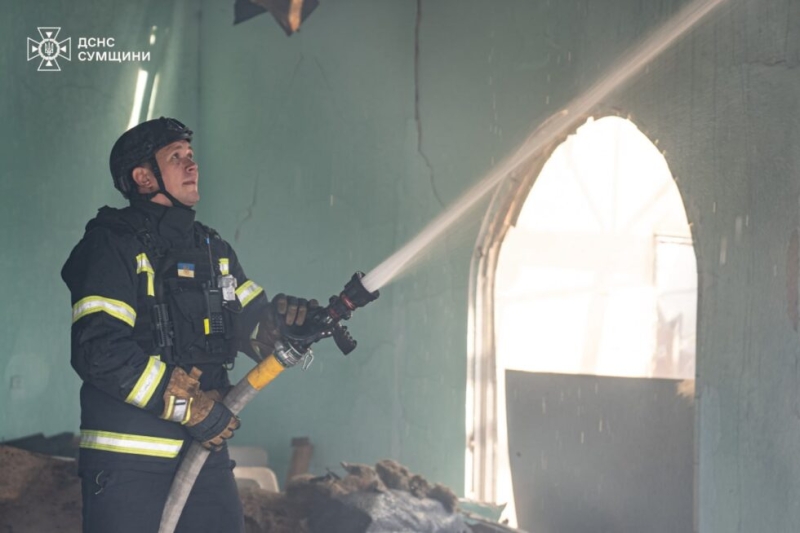 Рятувальники ліквідували пожежу після масоваї атаки Сумської громади (ВІДЕО)