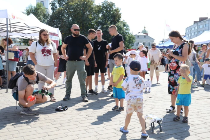 Робототехніка, дрони та досліди: у Луцьку – XІ Наукові пікніки. ФОТО