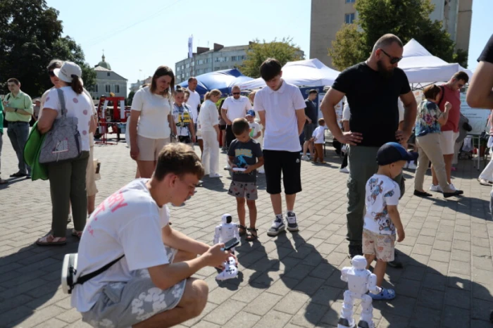 Робототехніка, дрони та досліди: у Луцьку – XІ Наукові пікніки. ФОТО