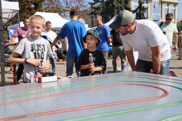 Робототехніка, дрони та досліди: у Луцьку – XІ Наукові пікніки. ФОТО