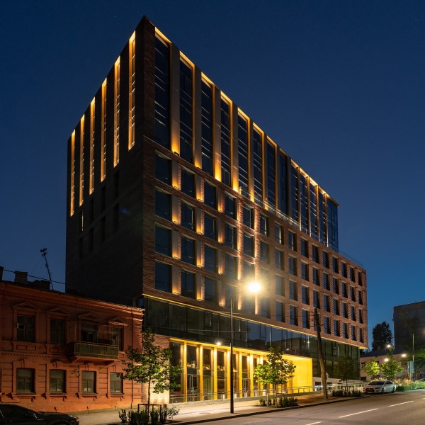 Світло і тінь: дніпровські дизайнери створили неймовірну підсвітку будівлі у середмісті Дніпра