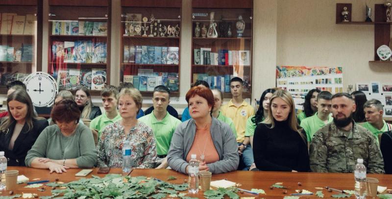 У Кременчуці вшанували пам’ять загиблого випускника Івана Аверіна: на Алеї пам’яті висадили дуб