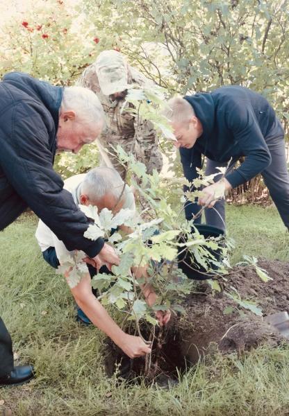 У Кременчуці вшанували пам’ять загиблого випускника Івана Аверіна: на Алеї пам’яті висадили дуб
