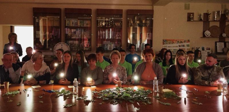 У Кременчуці вшанували пам’ять загиблого випускника Івана Аверіна: на Алеї пам’яті висадили дуб