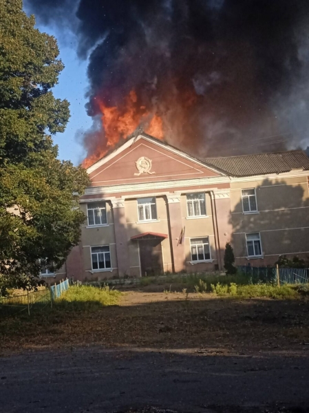 У Кучерівці на Глухівщині вогонь охопив Будинок культури після ворожого удару