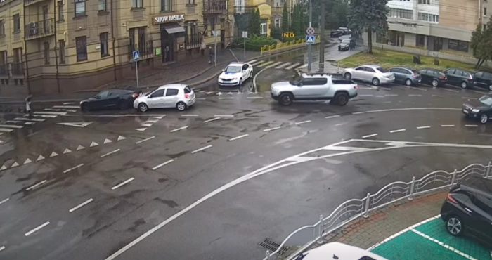 У Луцьку на перехресті Renault протаранив Tesla