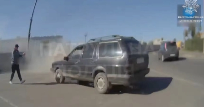 У Луцьку патрульні загасили автівку, яка загорілася посеред дороги. ВІДЕО