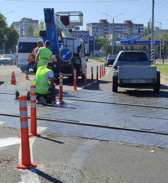 У Миколаєві з’явилися гнучкі дорожні стовпчики, - ФОТО