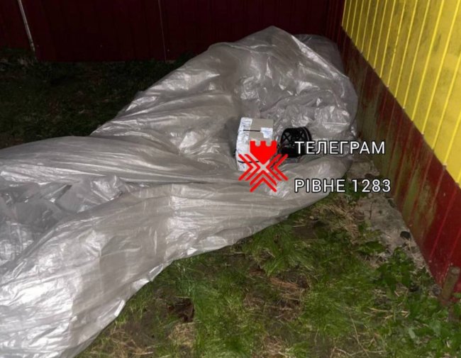 У поліції розповіли, що за невідомий предмет впав з неба на Рівненщині