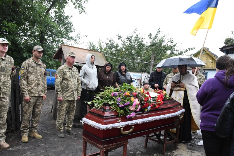 У Сенчанській громаді відбулося прощання з полеглим Захисником України Богданом Сезоненком
