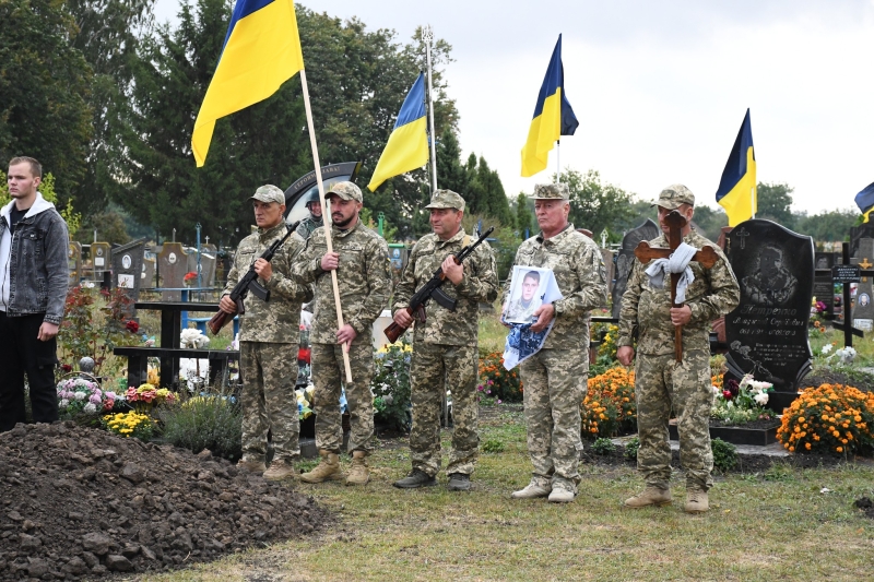 У Сенчанській громаді відбулося прощання з полеглим Захисником України Богданом Сезоненком