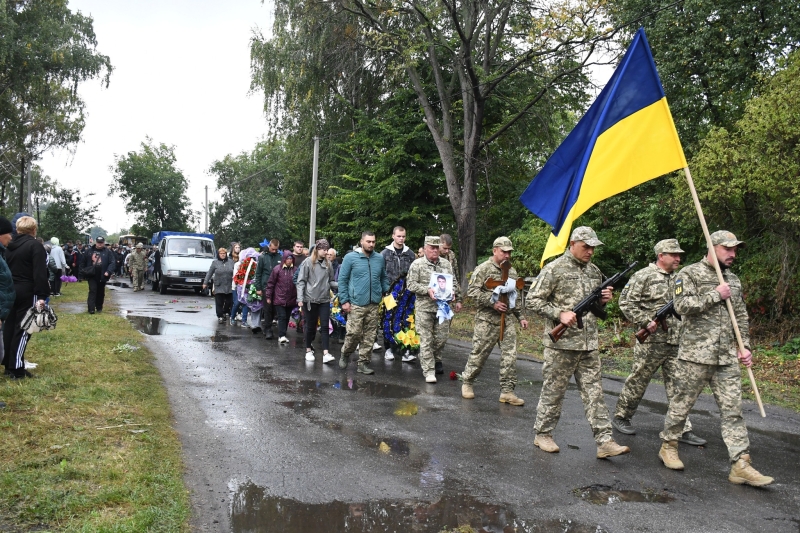 У Сенчанській громаді відбулося прощання з полеглим Захисником України Богданом Сезоненком
