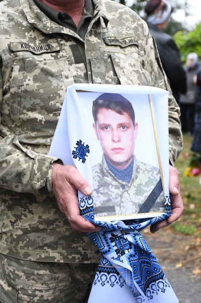 У Сенчанській громаді відбулося прощання з полеглим Захисником України Богданом Сезоненком