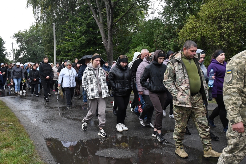 У Сенчанській громаді відбулося прощання з полеглим Захисником України Богданом Сезоненком