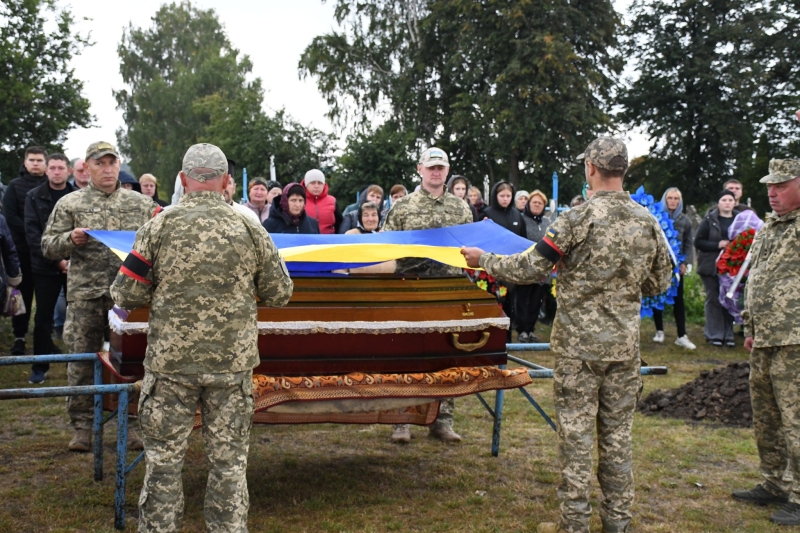 У Сенчанській громаді відбулося прощання з полеглим Захисником України Богданом Сезоненком