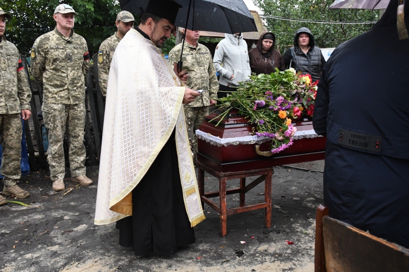 У Сенчанській громаді відбулося прощання з полеглим Захисником України Богданом Сезоненком