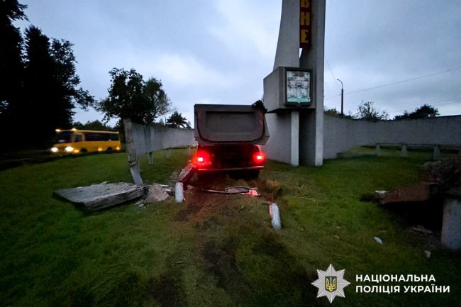 Вантажівка протаранила бетонну стелу «Рівне»