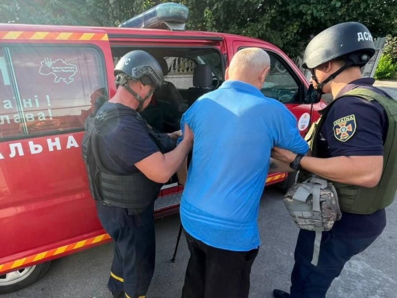 Внаслідок обстрілів у Нікополі поранено двох людей