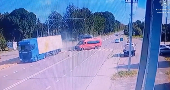 Водій вантажівки Volvo не дотримався дистанції: потрійна ДТП поблизу Луцька