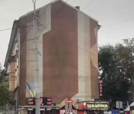 З будинку в центрі Рівного демонтували футуристичне панно