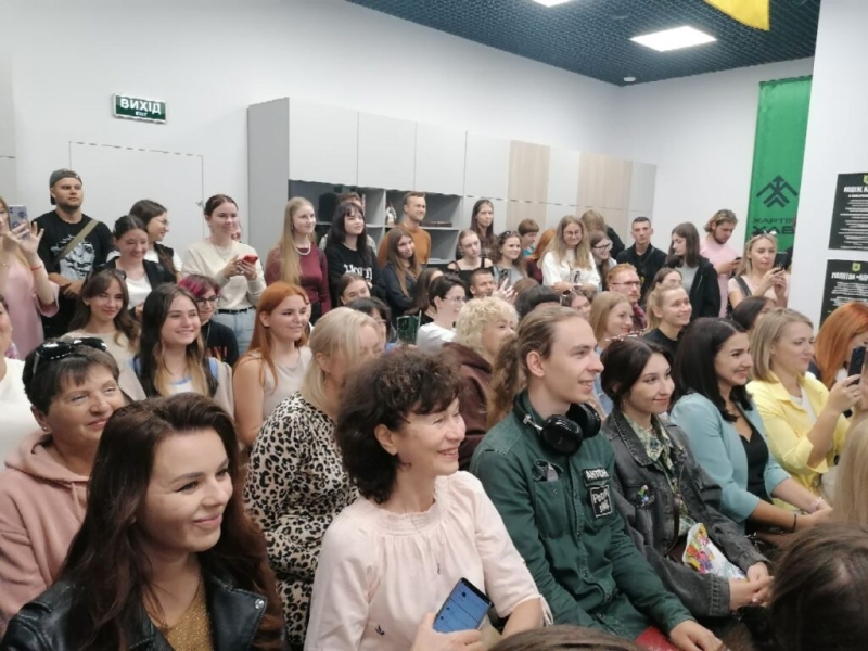 “Зараз пишеться нова література, інтонаційно інша, із неї зникла котляревщина”: у “Хартія-хаб” у Полтаві відбулася зустріч із Сергієм Жаданом