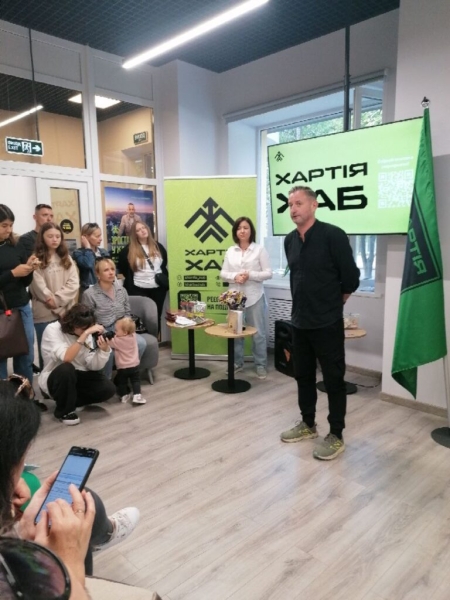 “Зараз пишеться нова література, інтонаційно інша, із неї зникла котляревщина”: у “Хартія-хаб” у Полтаві відбулася зустріч із Сергієм Жаданом