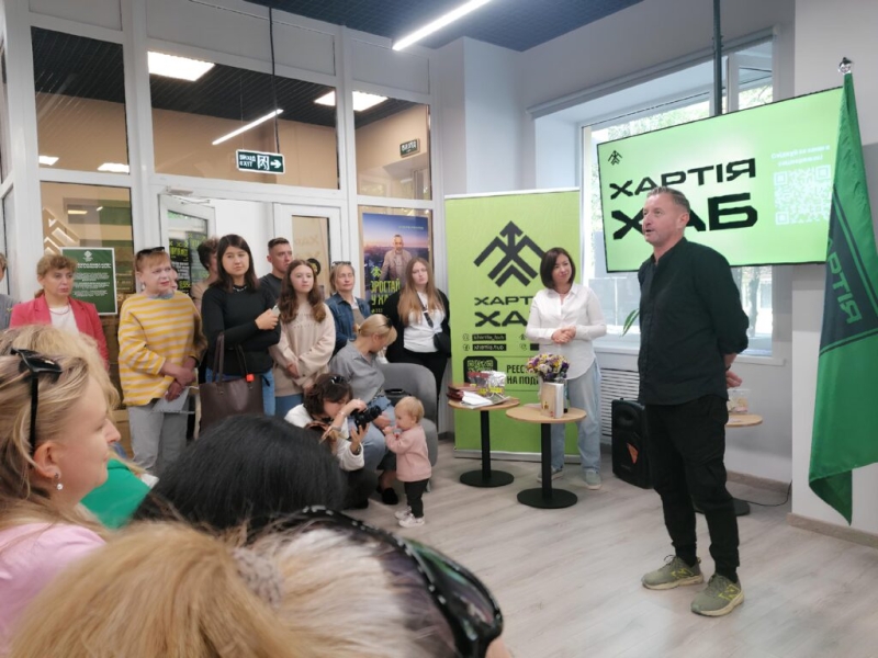 “Зараз пишеться нова література, інтонаційно інша, із неї зникла котляревщина”: у “Хартія-хаб” у Полтаві відбулася зустріч із Сергієм Жаданом