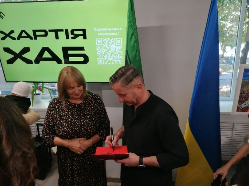 “Зараз пишеться нова література, інтонаційно інша, із неї зникла котляревщина”: у “Хартія-хаб” у Полтаві відбулася зустріч із Сергієм Жаданом