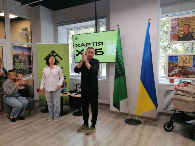 “Зараз пишеться нова література, інтонаційно інша, із неї зникла котляревщина”: у “Хартія-хаб” у Полтаві відбулася зустріч із Сергієм Жаданом