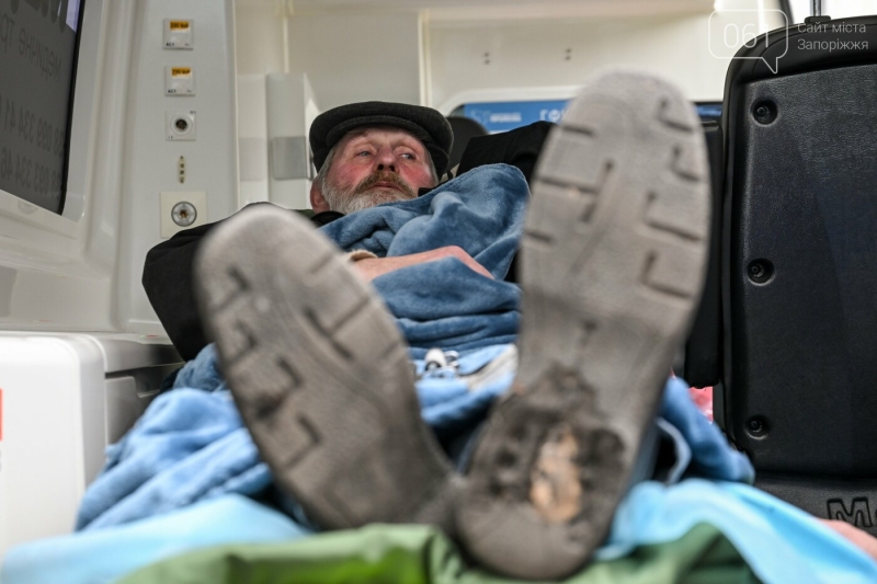 «Хата розвалилася, вулиця вся згоріла»: як у Запоріжжі працює шелтер, що приймає людей, які втратили дім через війну