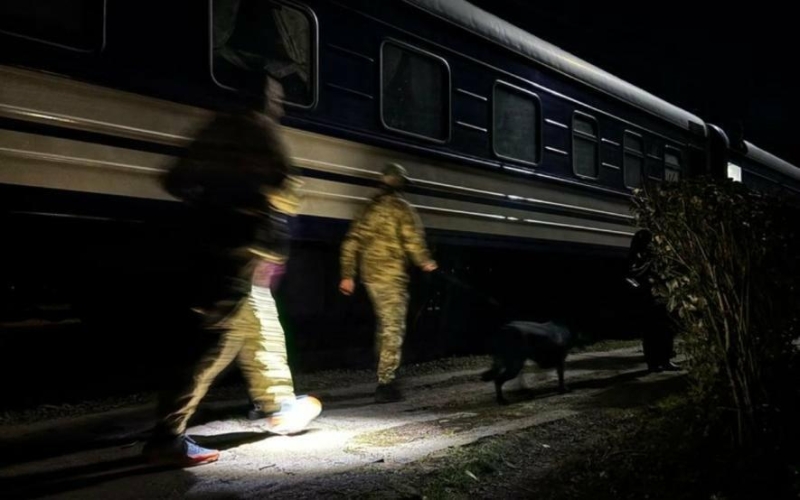 Знахідка дитини під матрацом спричинила евакуацію пасажирів поїзда на Франківщині