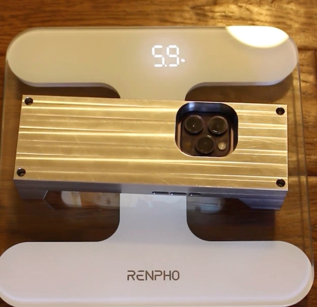 Найважчий чохол для смартфона у світі &mdash; 2,7 кг заліза і виступи, щоб захистити екран