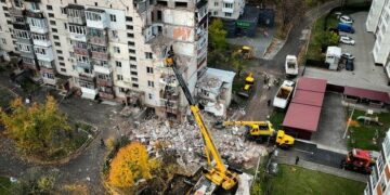 У Хмельницькому завершили розбір завалів після вибуху у багатоповерхівці: загинули люди