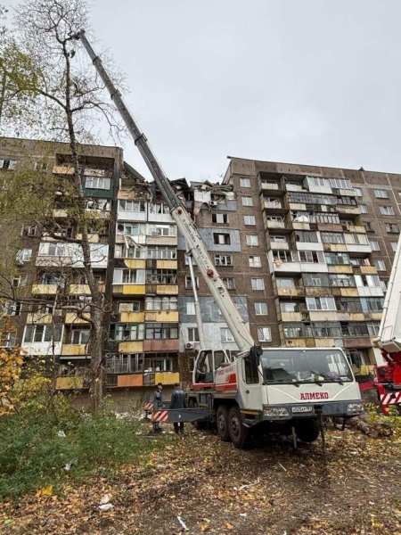 Вибух у багатоповерхівці в окупованому Алчевську: загинули двоє людей, десятки евакуйованих, - ФОТО