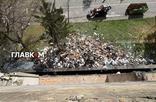 Кіптява на стінах та вибиті вікна. Який вигляд зараз має будинок у Києві після атаки РФ (репортаж)