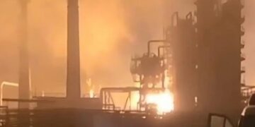 ЗМІ: Дрони “зупинили” роботу великого НПЗ Росії