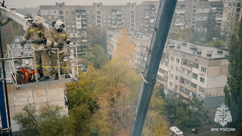 Вибух у багатоповерхівці в окупованому Алчевську: загинули двоє людей, десятки евакуйованих, - ФОТО