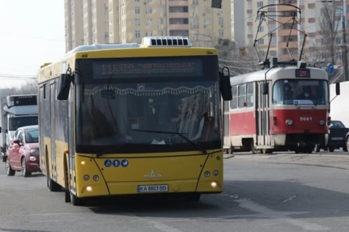 Під час повітряної тривоги три автобусних маршрути Києва мінятимуть рух (схеми)