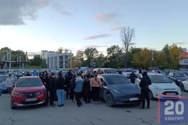 "Вакханалія і самоуправство?": працівники ТЦК відмежувалися від резонансного конфлікту з утриманням людей в авто понад добу у Тернополі