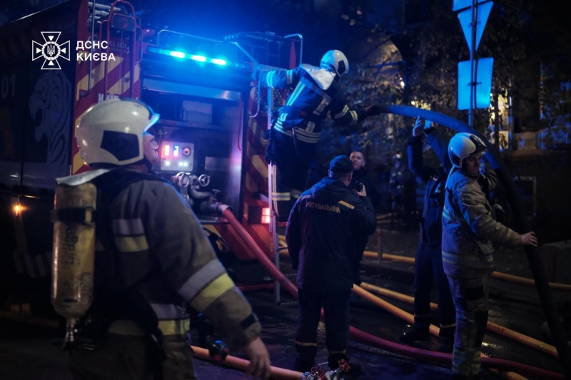 У Києві рятувальники з ночі гасять масштабну пожежу в багатоповерхівці